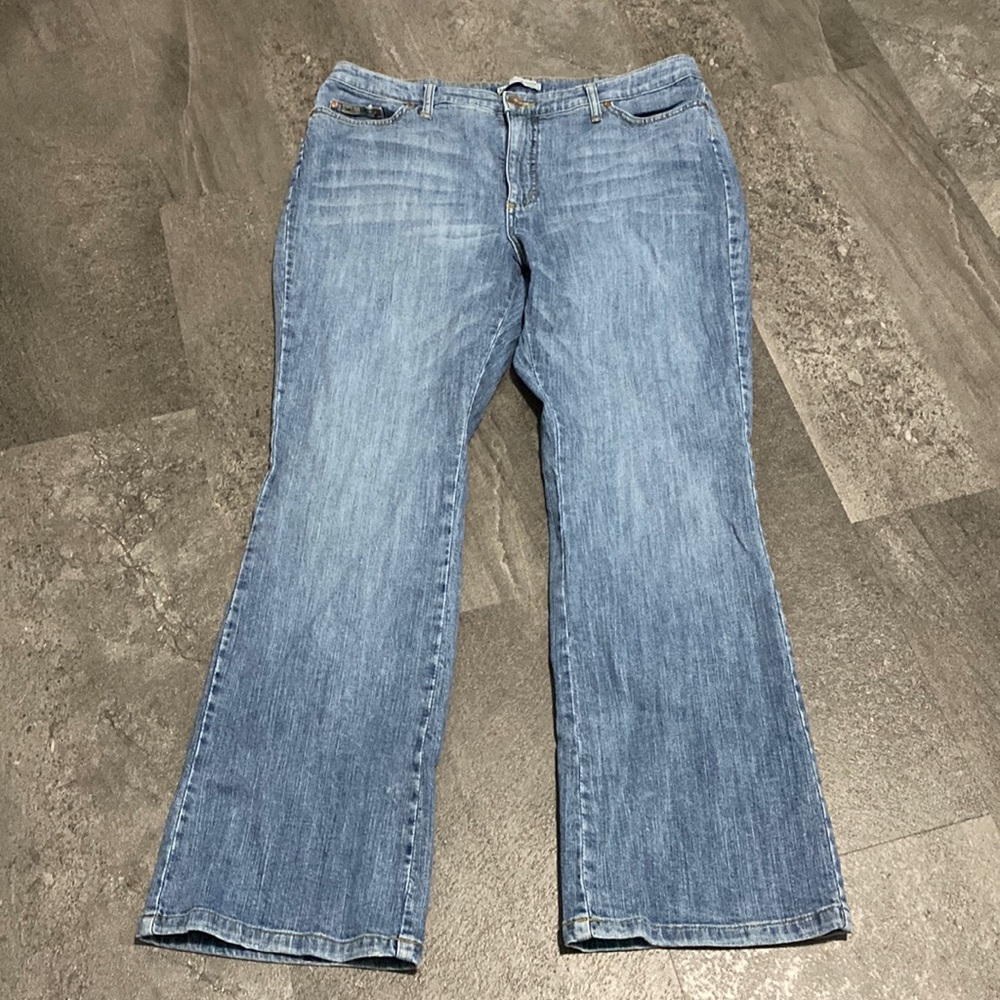 Lee natural boot cut with slimming panel in the front for a slimmer belly.